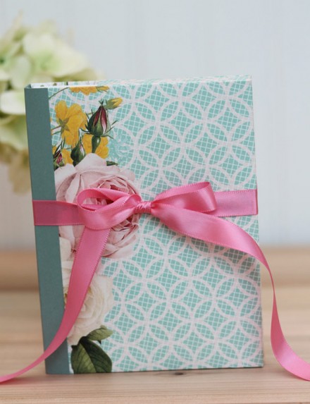 Booklet Box template and tutorial from Damask Love